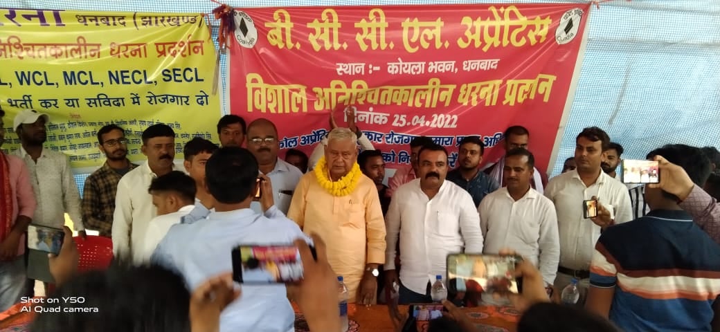 DHANBAD: नौकरी के लिए 55 दिनों से धरना  दे रहे छात्रों का आंदोलन हुआ ख़त्म