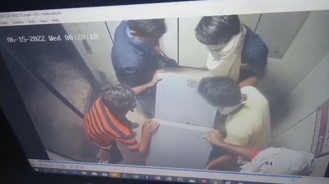 चोर उखाड़ ले गए ATM, पुलिस ने रु 27 लाख कैश के साथ किया बरामद, तीन अपराधी गिरफ्तार