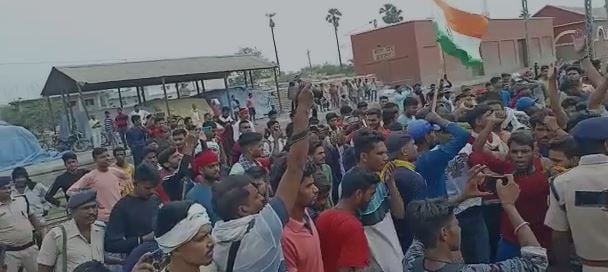 अग्निपथ: सेना में चार वर्षीय बहाली के विरोध का दूसरा दिन, बिहार में नहीं थम रहा बवाल