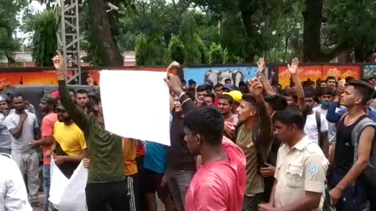 झारखंड के विभिन्न जिलों से रांची पहुंचे सेना के अभ्यर्थी, 'अग्‍न‍िपथ' के विरुद्ध प्रदर्शन