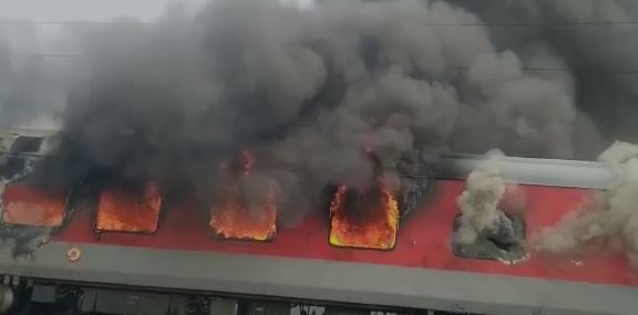 बिहार में तीसरे दिन 'अग्निपथ' का विरोध हुआ और उ'ग्र, प्रदर्शनकारियों ने ट्रेनें फूं'की