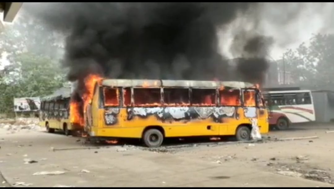 औरंगाबाद में अग्निवीरों का तां'डव, 4 स्कूल बस, 1 पुलिस जीप में लगाई आग