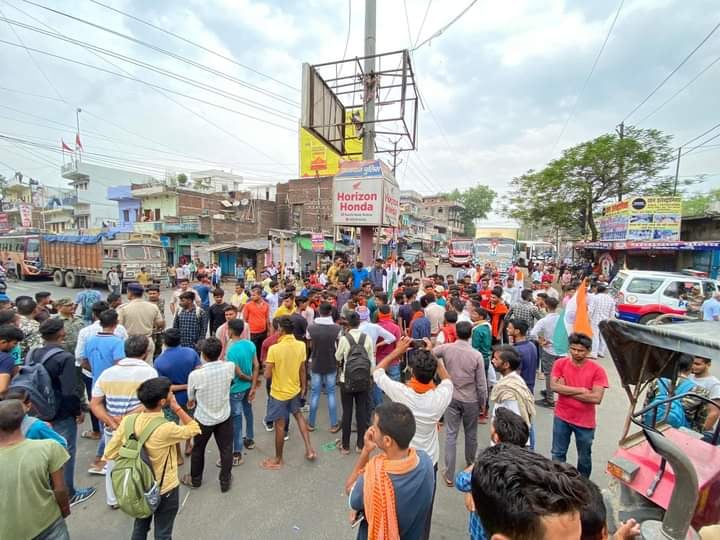 पलामू : सेना में कॉन्ट्रैक्ट बहाली के खिलाफ युवाओं का भड़का आक्रोश, डालटनगंज में रेलवे ट्रैक जाम