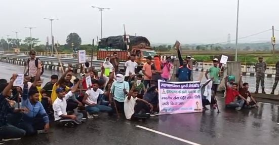 अग्निपथ: विरोध में High-Way जाम कर रहे प्रदर्शनकारियों को पुलिस ने लाठीचार्ज कर खदेड़ा