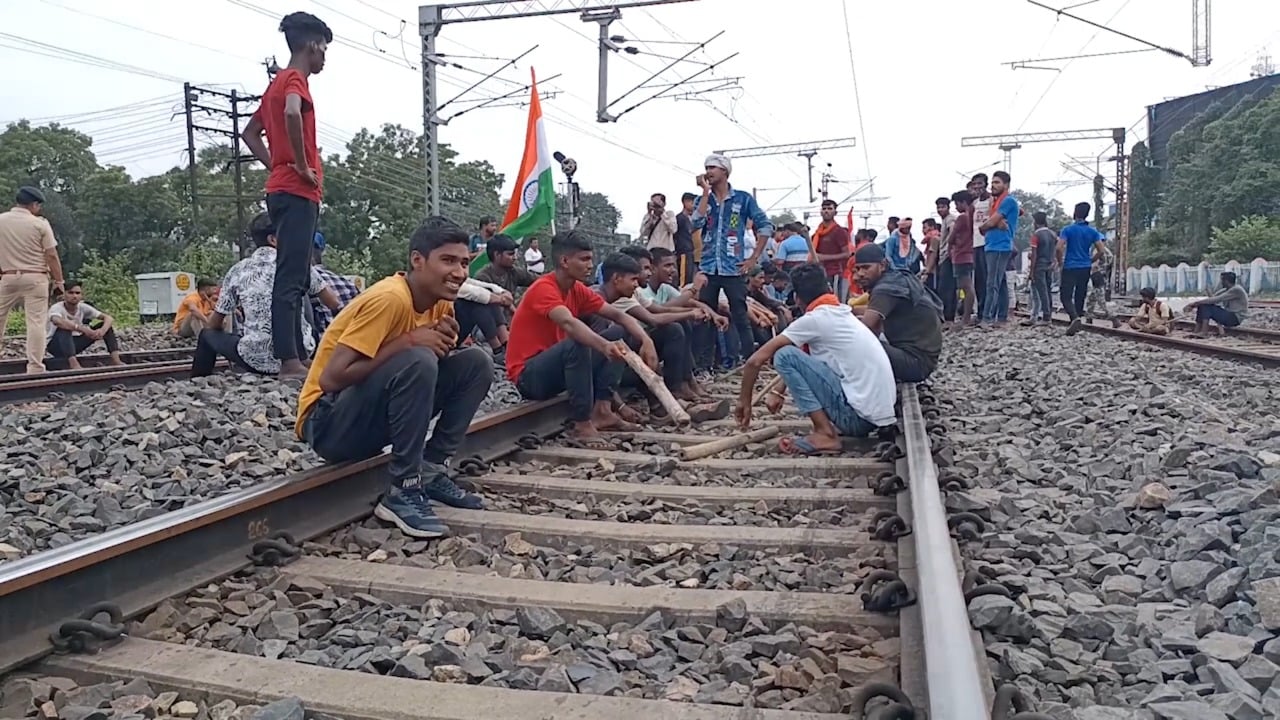 अग्निपथ का धनबाद में विरोध: आंदोलनकारी आगे-आगे और पुलिस पीछे-पीछे