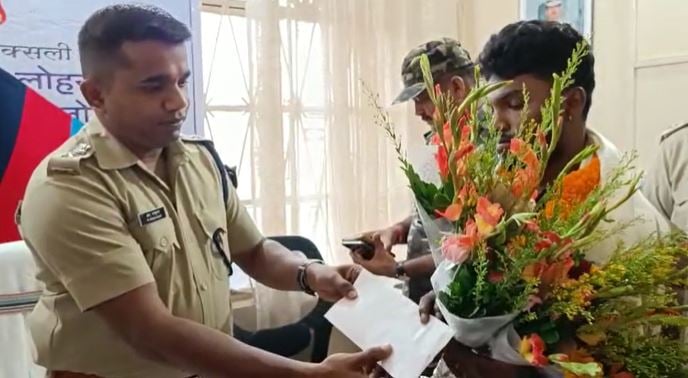 एक लाख के इनामी नक्सली ने किया आत्मसमर्पण, बताया- कम उम्र के बच्चों को जबरदस्ती किया जा रहा संगठन में शामिल