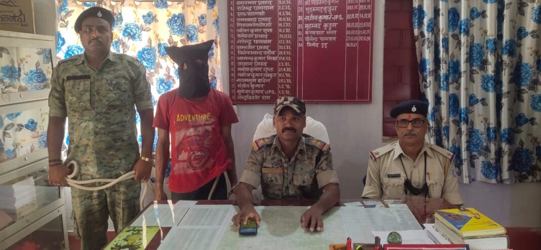 डुमरिया पुलिस को मिली बड़ी सफलता, कुख्यात अपराधी गिरफ्तार