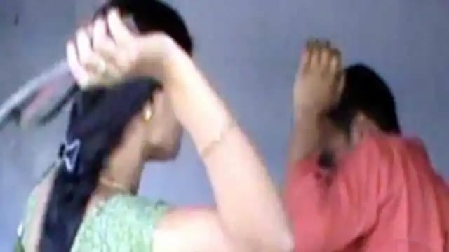 मनचले ने सरेआम पकड़ा महिला का हाथ, लोगों ने किया पुलिस के हवाले