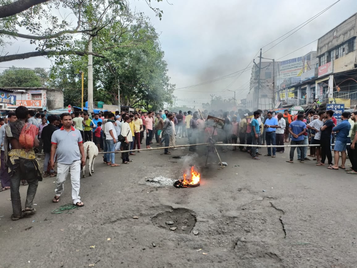 DHANBAD: फुसबंगला में फिर दिखा रफ़्तार का क़हर,  विरोध में आक्रोशित लोगों ने जाम कर दी सड़क