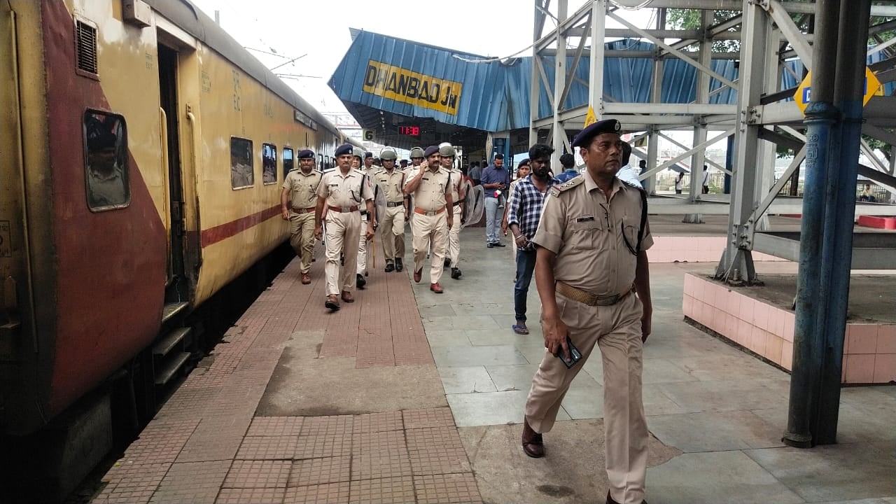 धनबाद रेल स्टेशन पर फ्लैग मार्च, सुरक्षा चौकस