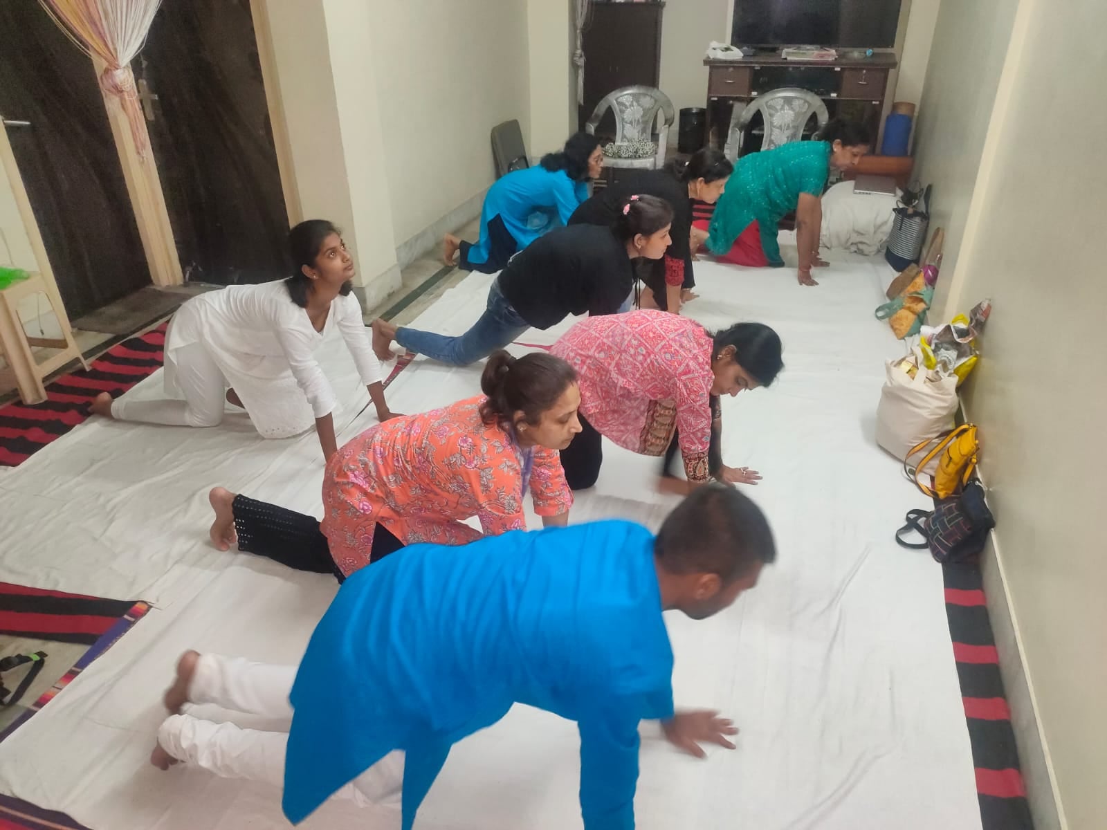 योग के विविध आयामों में शामिल होकर महिलाओं ने किया हैप्पीनेस महसूस