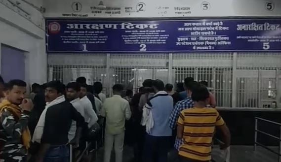 अग्निपथ के विरोध का असर सबसे अधिक रेलवे पर,  सम्पति का करोड़ों  नुकसान,  टिकट कैंसिल कराने से बक्सर रेल खजाना हुआ खाली