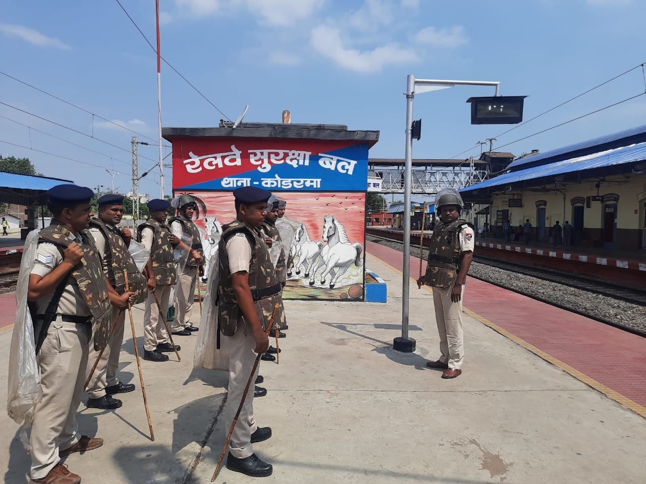 अग्निपथ के विरोध को लेकर कोडरमा स्टेशन पर सुरक्षा के पुख्ता इंतजाम, किया पुलिस बल ने फ्लैग मार्च