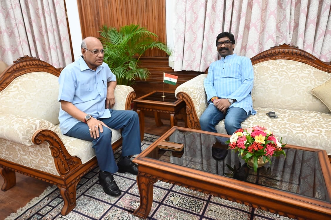 CM हेमंत सोरेन पहुंचे राजभवन,   जानिये एक घंटे तक राज्यपाल से किन-किन विषयों पर की बातचीत