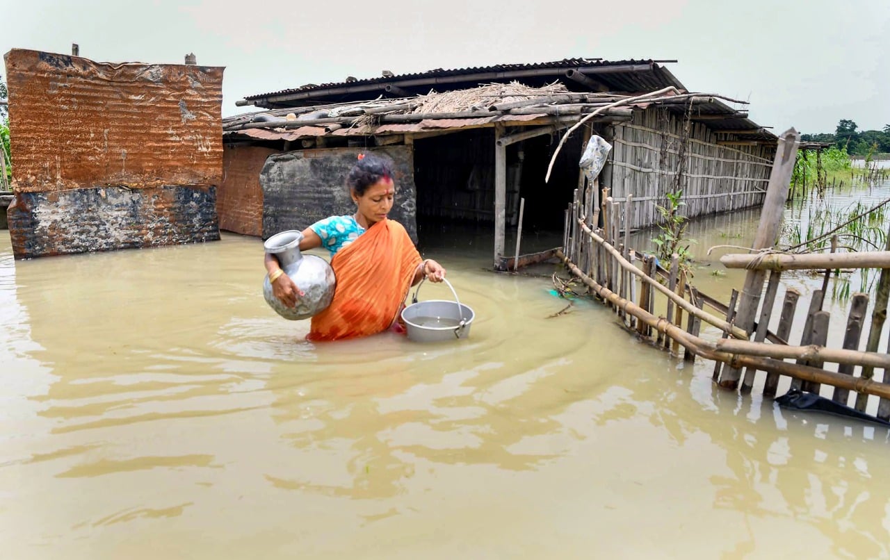 Flood in Assam:  42 लाख लोग बेघर, लगभग 5 हजार गांव जल मग्न, छह दर्जन जान का नुकसान