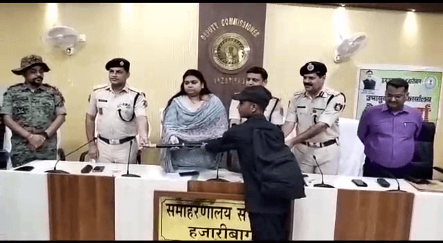 कुख्यात नक्सली अनिल भुइयां ने किया आत्मसमर्पण, पुलिस की लूटी राइफल लौटाई