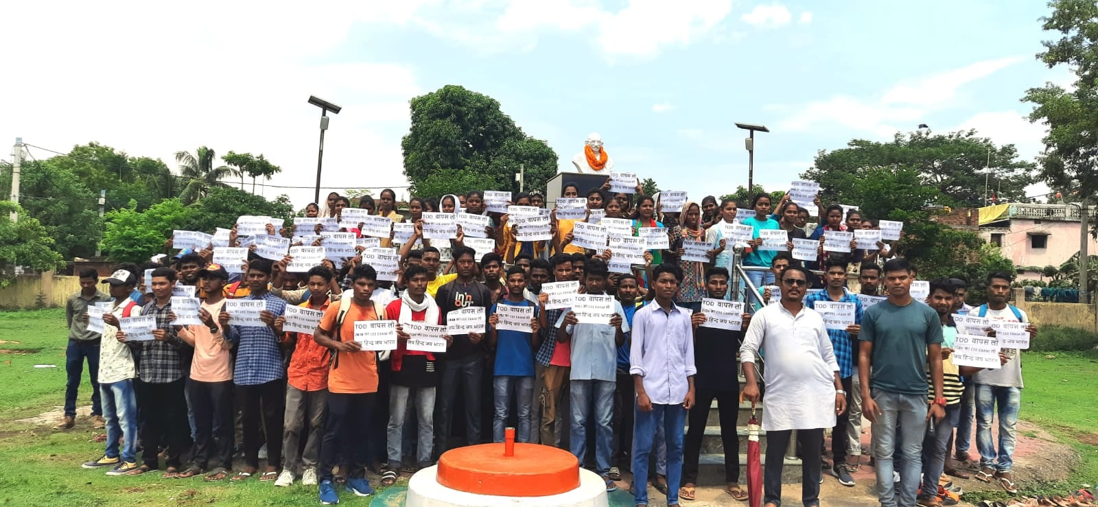 सिमडेगा में गांधीगीरी :  अग्निपथ के विरोध के लिए युवाओं ने अपनाया महात्मा गांधी का मार्ग