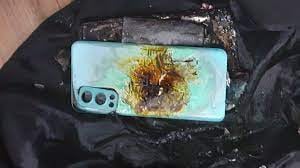 फोन ब्लास्ट की शिकायत करने के बाद Oneplus ने वकील को भेजा लीगल नोटिस, कंपनी की छवि खराब करने का आरोप