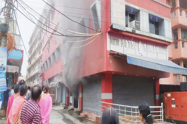 धू-धू कर ज'ल उठा होटल,  क्षेत्र में मची अफरा-तफरी,  दमकल ने पाया काबू