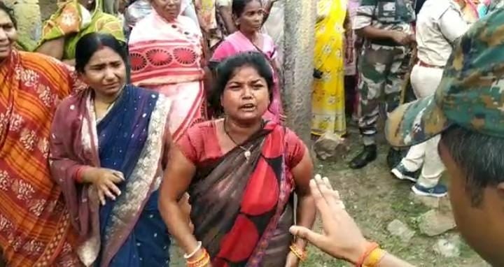 BOKARO : आशियाना गंवाने के बाद बेघर हुए लोग, बरसात में जाएं तो जाएं कहां