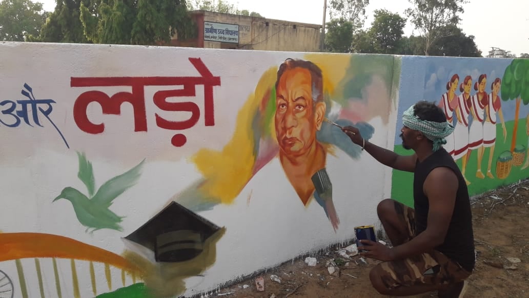 महावीर पेंटिग्स में उकेरता है मजदूर और किसानों का दर्द, BHU से पढ़ने के बाद गांव को बनाया अपना आश्रय