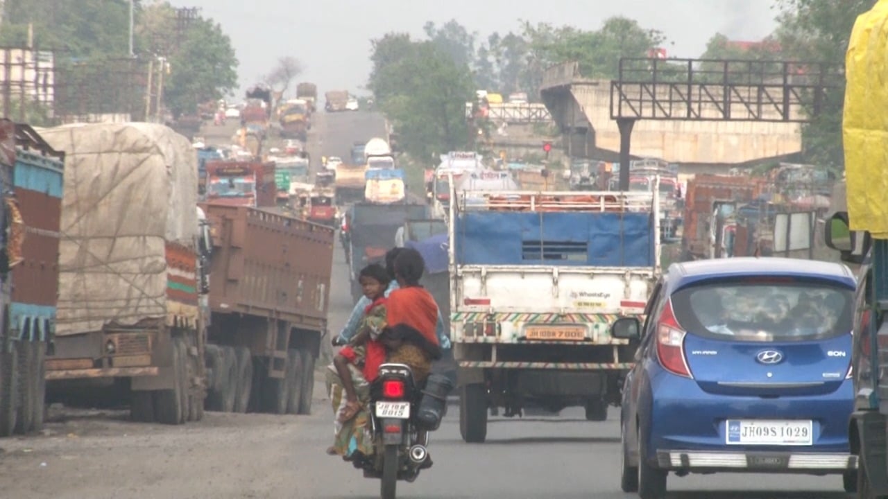 DHANBAD : अगर आप भी जीटी रोड से गुजर रहे हों, तो रहें सावधान- जानिए वजह