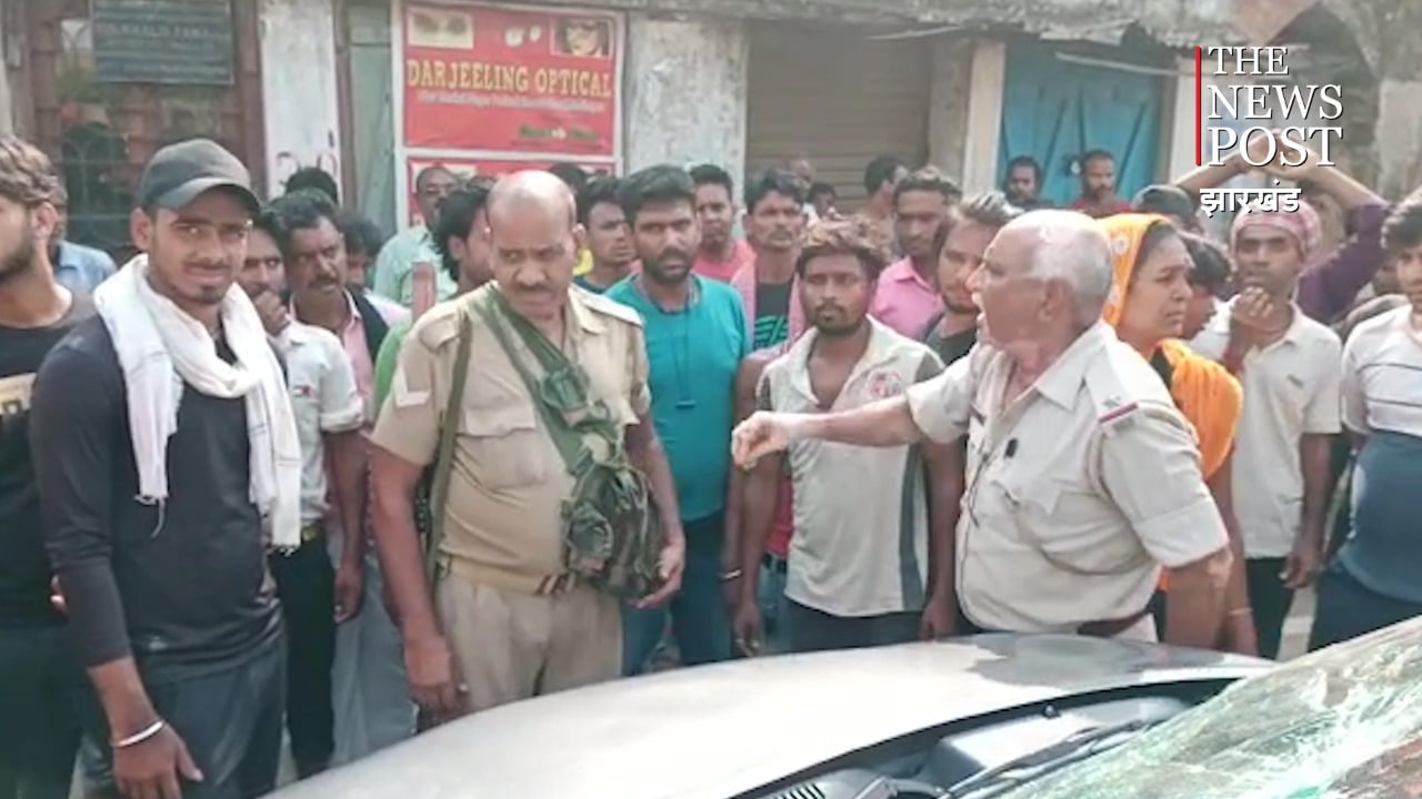 DEOGHAR: अनियंत्रित कार ने चाय पी रहे चार लोगों को रौं'द डाला-  जानिये वाहन पर सवार लोगों के साथ क्या हुआ