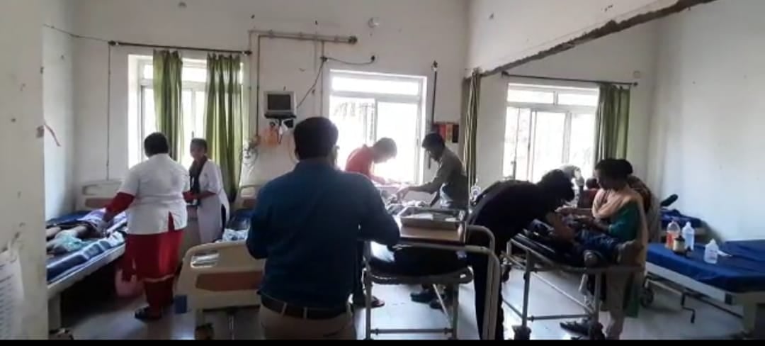 GIRIDIH: अज्ञात वाहन ने बाइक को मारी टक्कर, मां-बाप समेत तीन स्कूली बच्चे गंभीर रूप से घायल