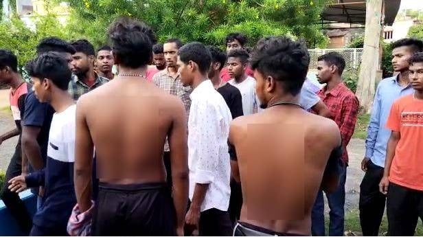 दुमका: आदिवासी हॉस्टल छोड़ने को क्यों विवश हुए जूनियर छात्र- जानिये पूरा मामला