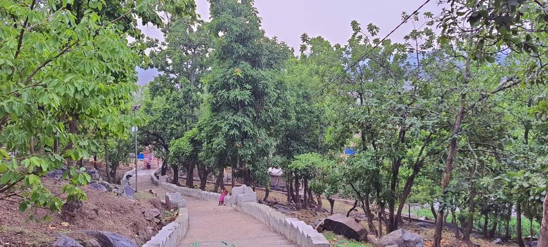 यात्रा संस्मरण : यहां के त्रिशूल में नहीं लगता ज़ंग, हजारों सालों से खुले में धूप-पानी में है खड़ा