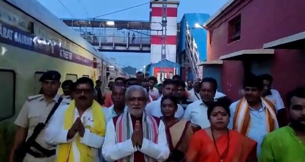 देश भर में रामायण से जुड़े तीर्थ के दर्शन कराने वाली विशेष ट्रेन पहुंची बक्सर, अश्वनी चौबे ने यात्रियों का किया स्वागत