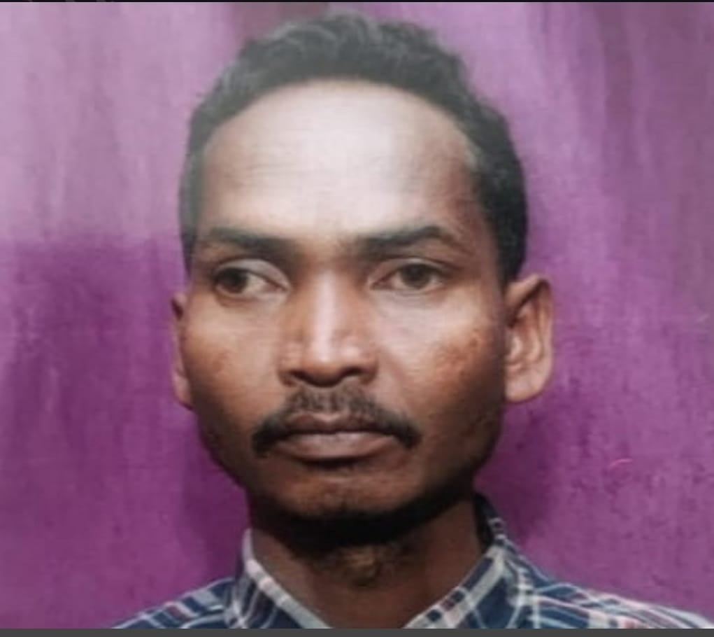 CHAIBASA:   दो दिनों से घर से लापता एक युवक का श'व पेड़ से लटका हुआ मिला- जानिये उसने क्यों उठाया ऐसा क़दम