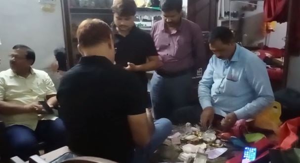 आय से अधिक संपत्ति मामले में निगरानी विभाग की बड़ी कार्रवाई, ड्रग्स इंस्पेक्टर के कई ठिकानों पर की छापेमारी