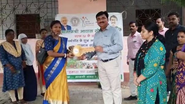 मानगो नगर निगम ने एक दर्जन से अधिक लोगों को उनके घरों की सौंपी चाभी, साथ में लगाने के लिए दिए पौधे