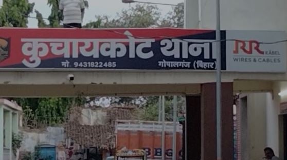 भाइयों में आम के बंटवारे को लेकर हो रहा था झगड़ा, बीच-बचाव करने पहुंची मां पर चला दी कुल्हाड़ी.... फिर... जानिये