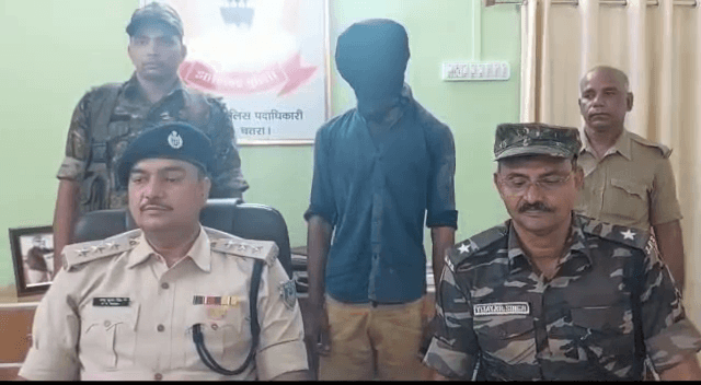 CHATRA: दिनदहाड़े लूट लिये थे करीब दो लाख रुपए, दो नाबालिग समेत तीन आरोपी गिरफ्तार