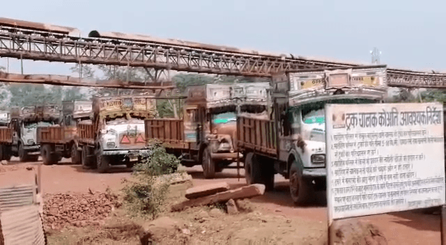 LOHARDAGA :  बिना टैक्स और फिटनेस के धड़ल्ले से चल रही बॉक्साइट लदे ट्रक, परिवहन विभाग जांच में जुटी