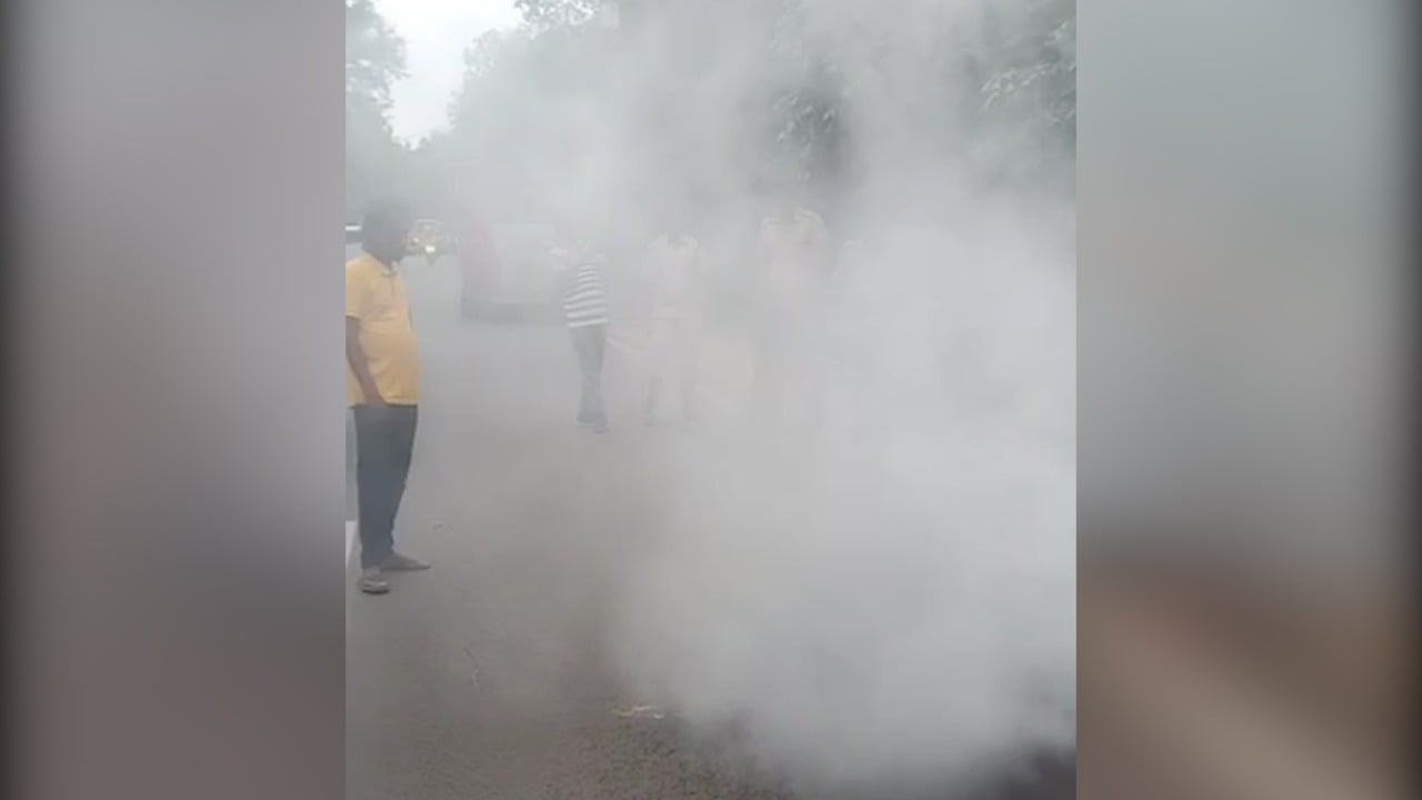 राजभवन के पास सड़क किनारे ज़मीन के अंदर से धुआं निकलता देख लोगों के उड़े होश, जानिए क्या है मामला