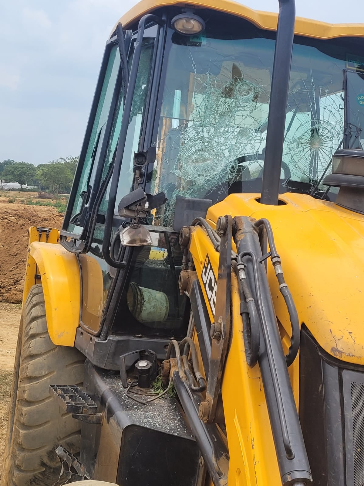 प्रोजेक्ट के विरोध में महिलाओं ने कई वाहनों में की तोड़-फोड़