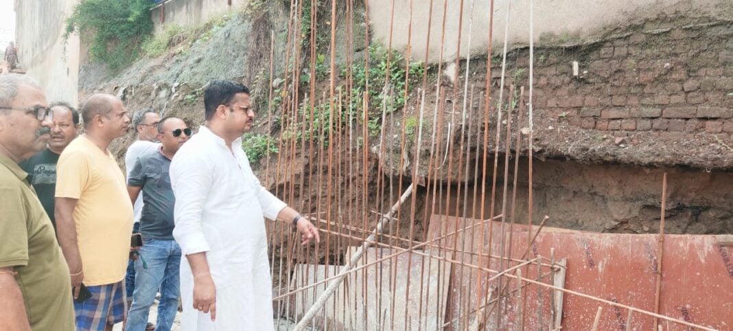 अवैध तरीके से बन रहा बहुमंजिला मकान , डिमना रेसिडेंसी के लोगों ने किया विरोध