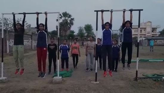 रोहतास: अग्निवीर बनने को तत्पर हैं रोहतास की बेटियां,  मैदान में बहा रहीं पसीना