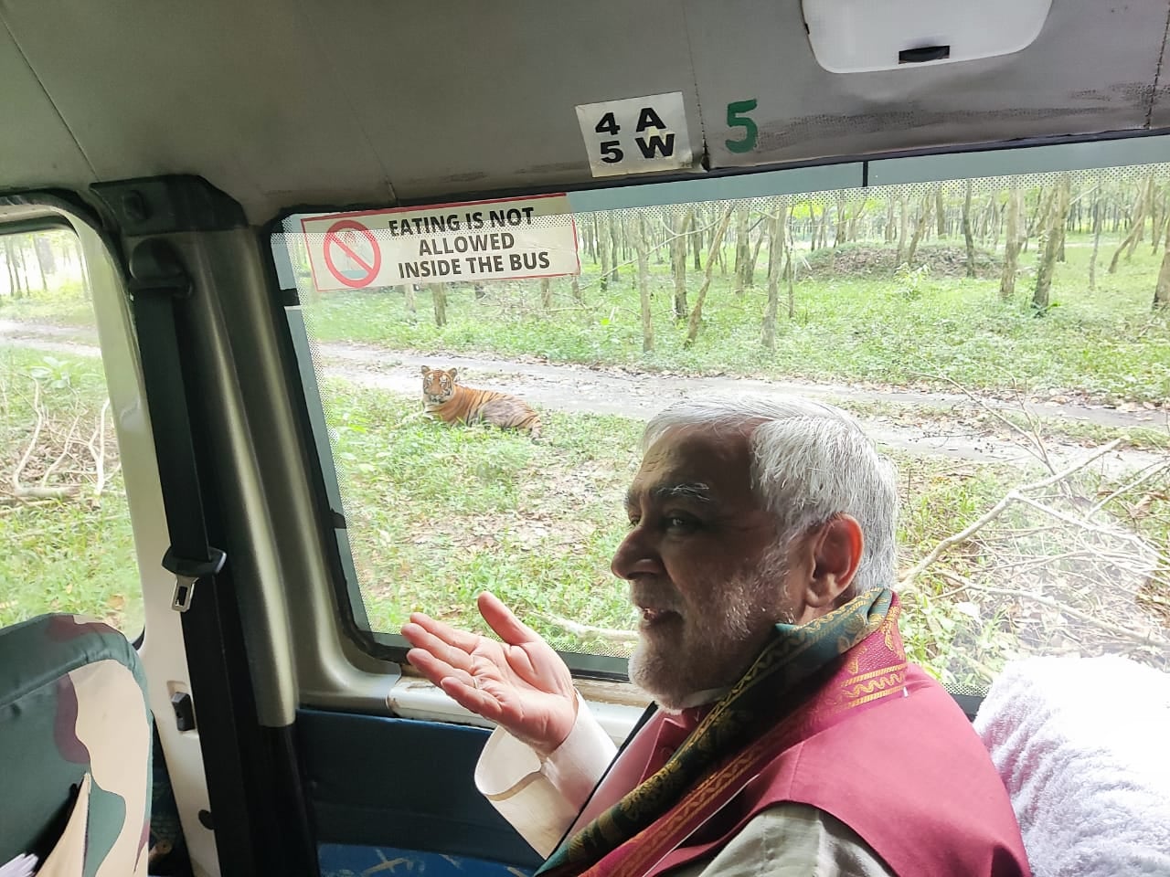 केंद्रीय मंत्री अश्विनी चौबे ने एक साल के टाइगर के बच्चे को लिया गोद, नाम दिया अग्निवीर