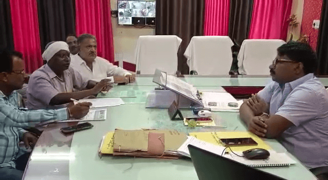 क्रशर, बालू और ईंट को फिर से चालू करने की मांग को लेकर एसडीओ को सौंपा ज्ञापन