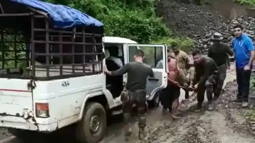 मणिपुर में लैंडस्लाइड, सेना का कैम्प जमीन में दबा, अब तक 7 जवानों की मौ'त