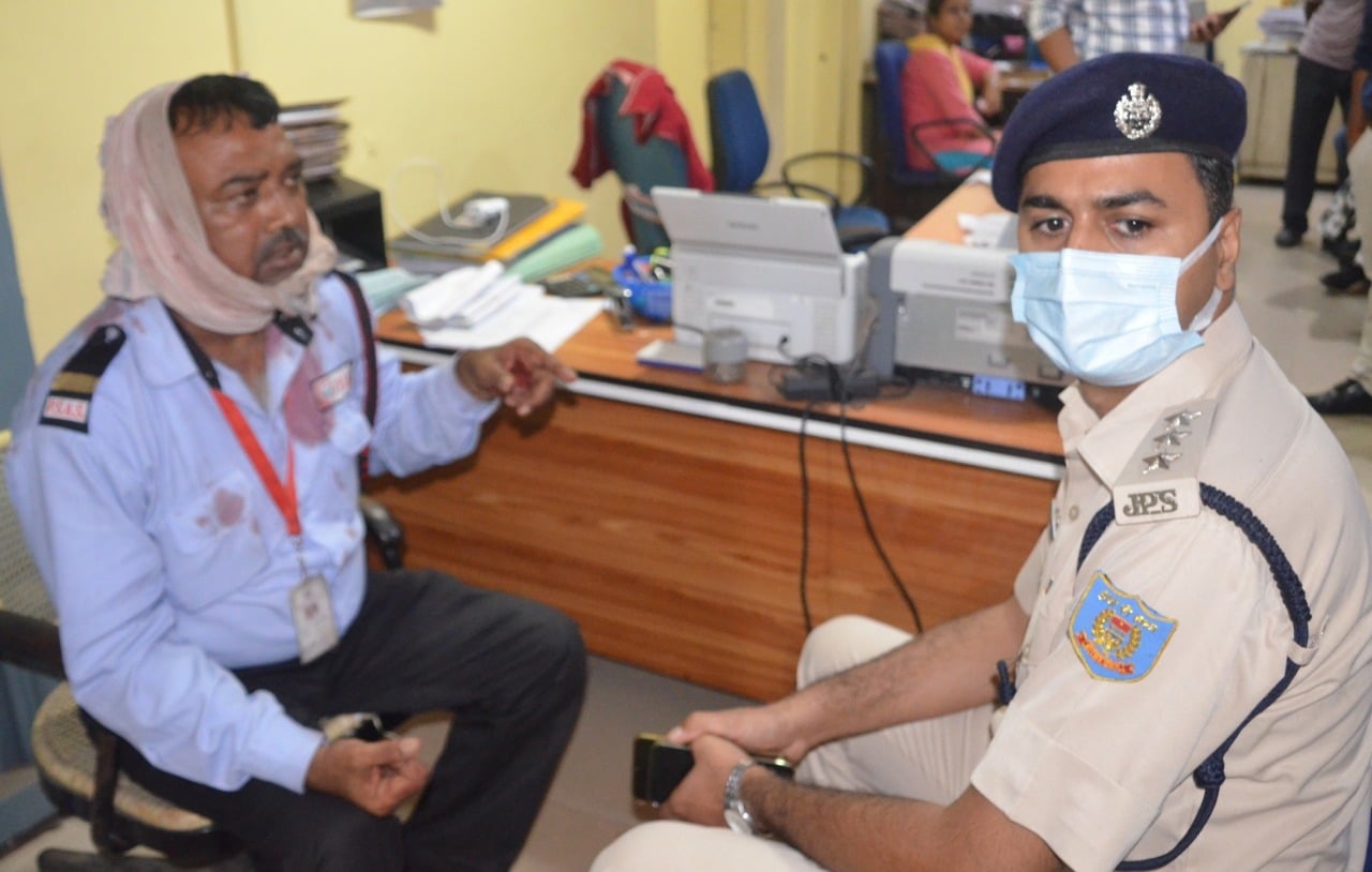 EXCLUSIVE - चास बैंक डकैतीकांड का 'मास्टरमाइंड' 15 लाख नगदी और हथियार के साथ धराया , धनबाद के अपराधी भी थे शामिल