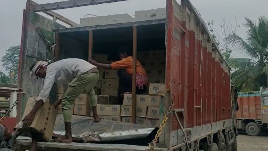 ट्रक के तहखाने में छुपाकर लाई जा रही थी शराब बरामद, चालक  हिरासत में