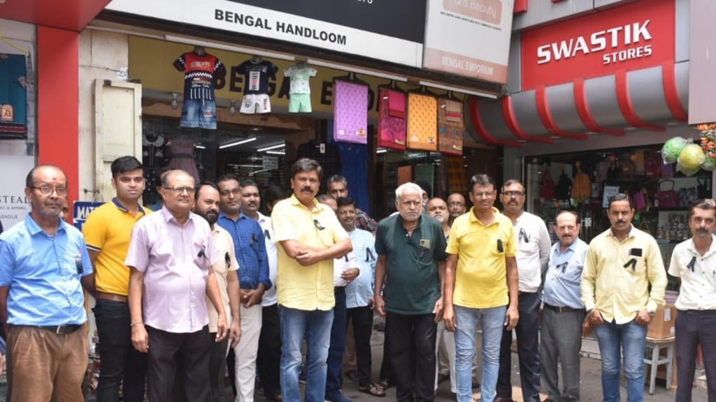 धनबाद को दस घंटे भी बिजली नहीं , व्यवसायी उतरे सड़क पर