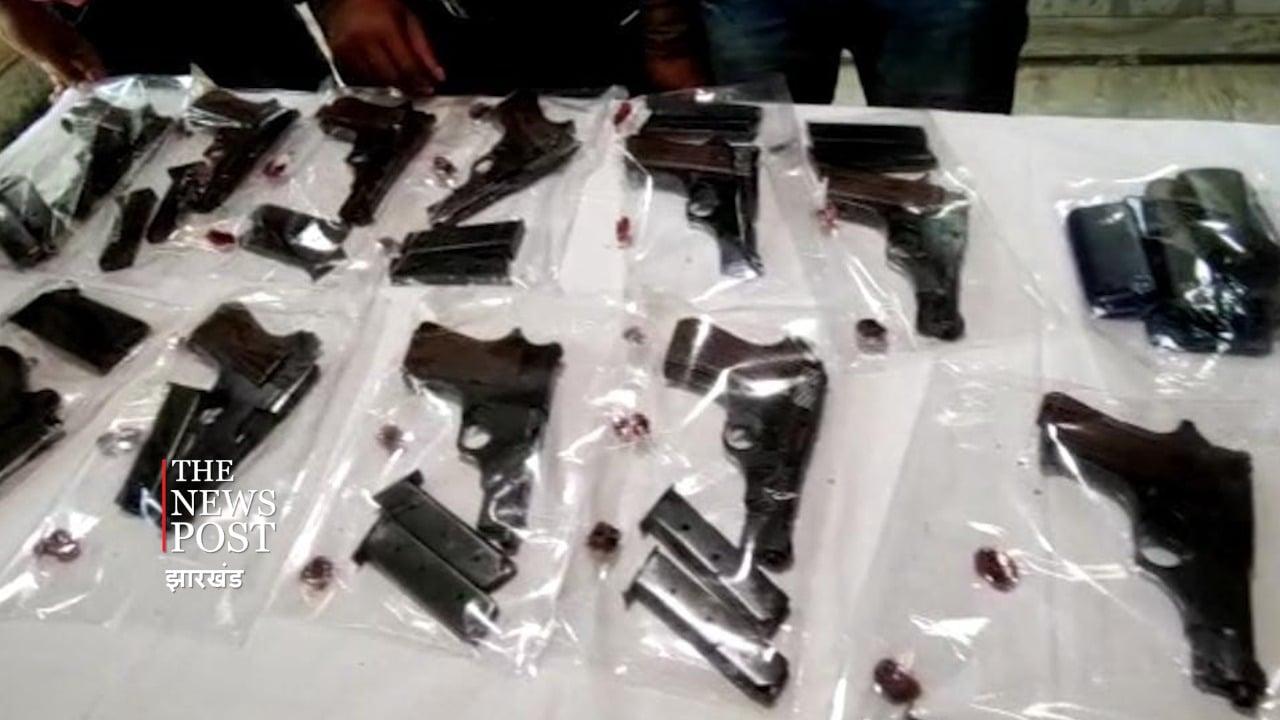 बंगाल-झारखंड सीमा पर पुलिस ने एक संदिग्ध को पकड़ा,हथियारों का जखीरा बरामद