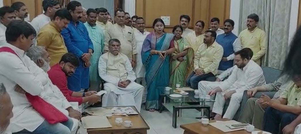 विधानसभा में समानांतर सदन,  विपक्ष के विधायकों के बीच तेजस्वी ने की 20 लाख नौकरी की घोषणा