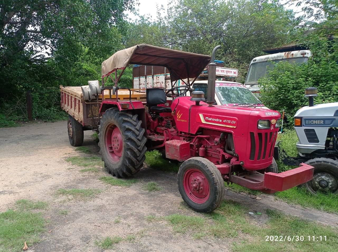 दामोदर नद से अवैध खनन:  युवकों ने बालू लदे दो ट्रैक्टर को पकड़कर किया पुलिस के हवाले